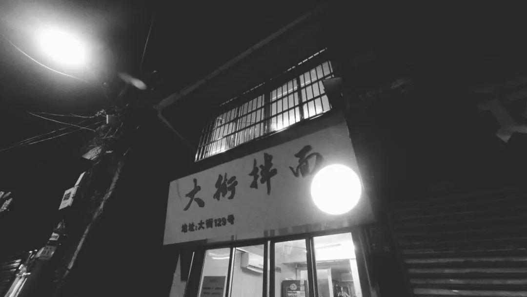 青春偶像剧的精彩瞬间与巷弄深处的特色小店探索