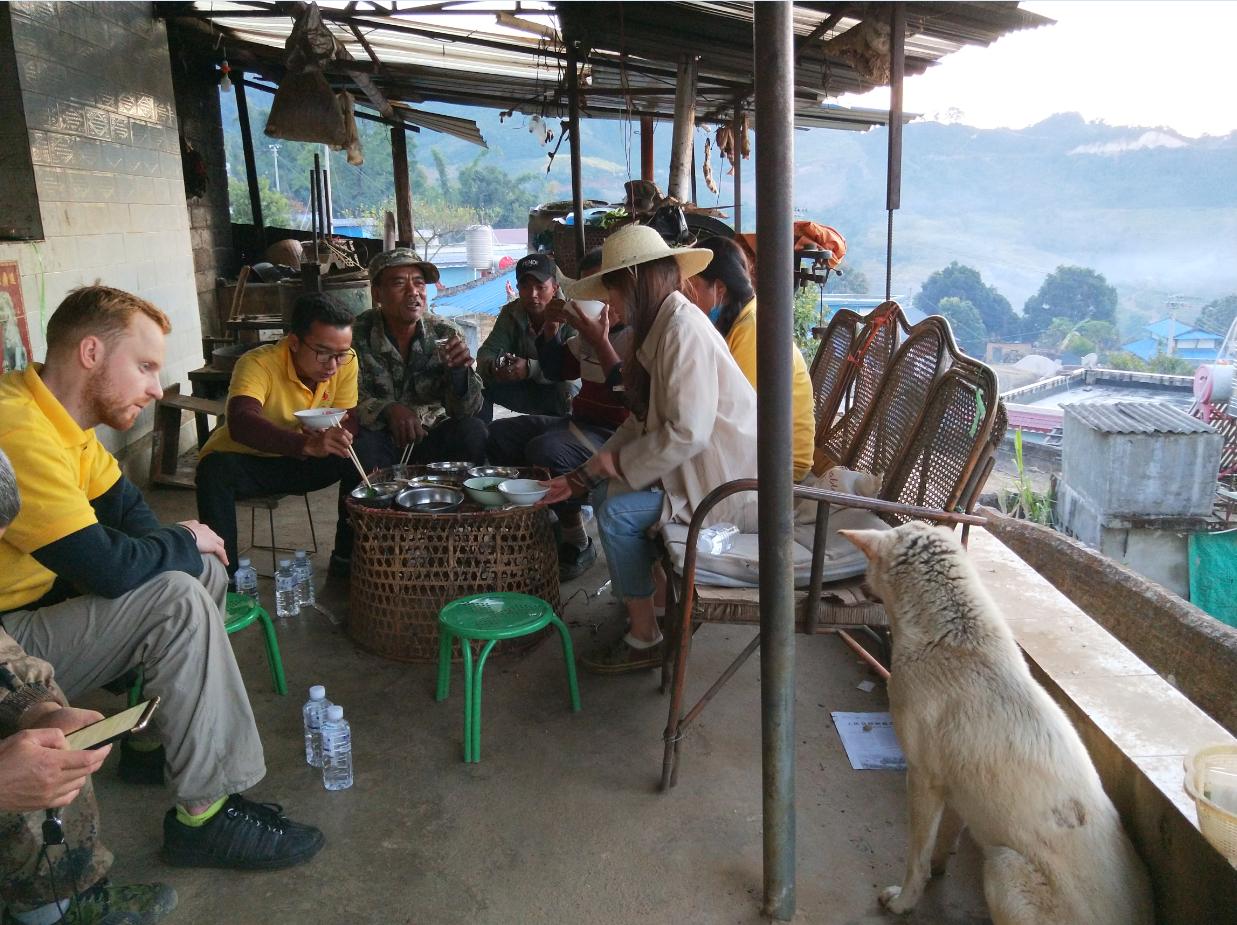 最新款摩托车，自然美景探索之旅启动